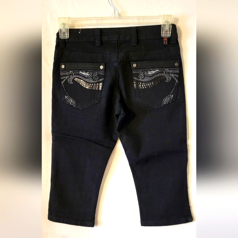 😁*BOGO SALE*😁 Crest Black Embroidered Knee Shorts Size 5/6 (New)